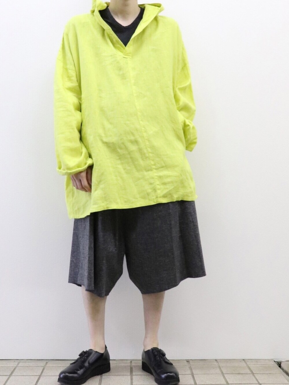 その他のポンチョ、その他のTシャツ/カットソー、その他のスニーカーを着用したメンズの夏コーディネートの1枚目の写真