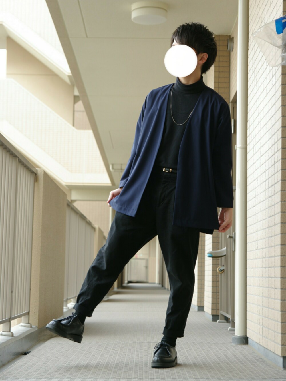 ブルー系のその他アウター、ブラック系のTシャツ/カットソー、ブラック系のスラックスを着用したメンズの冬コーディネートの1枚目の写真