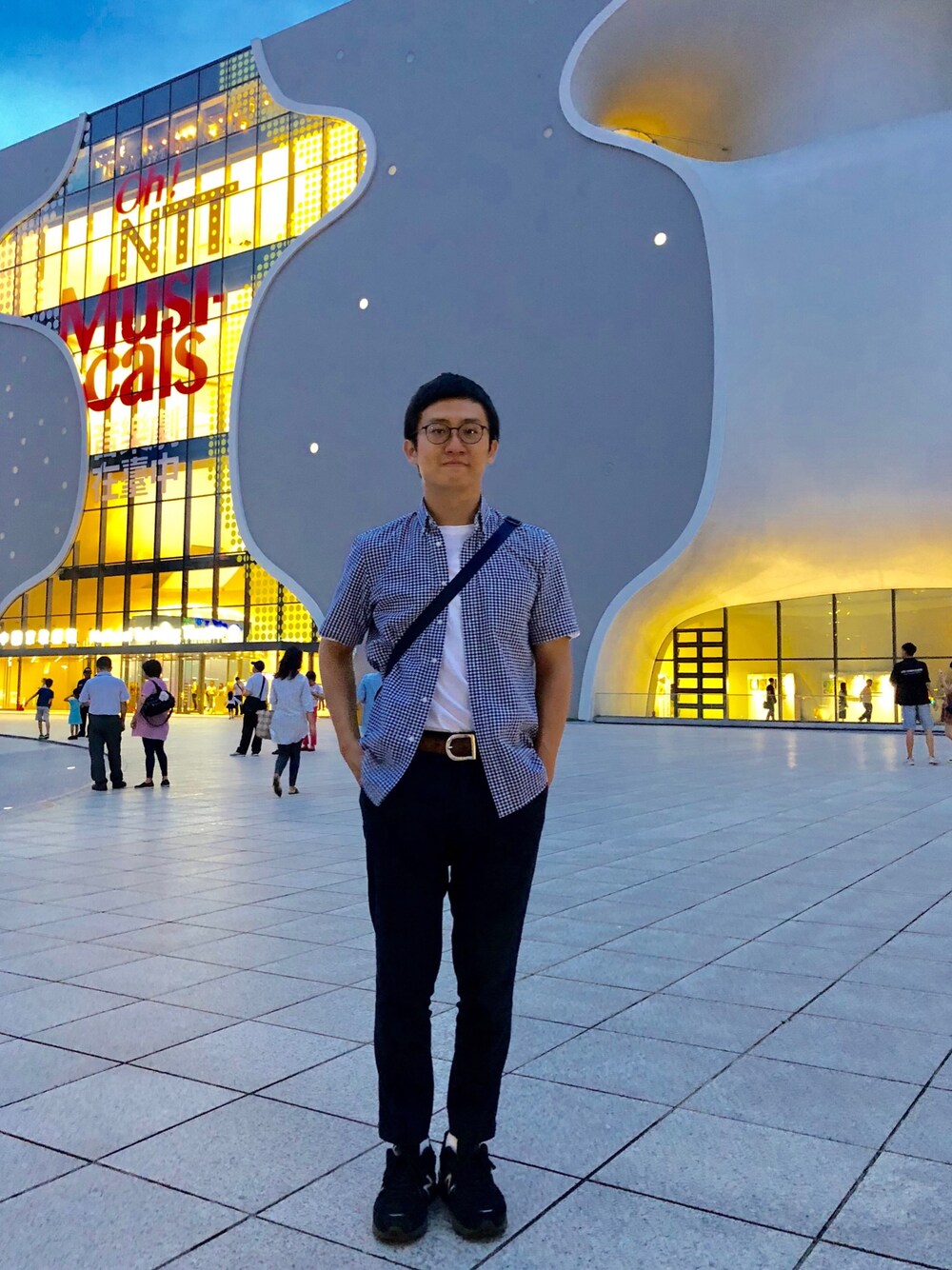 「plain-me、New Balance、m990、990v5」｜「UNIQLOのアイテム（シャツ/ブラウス、ブルー系）」を使った、EvanChenさん（メンズ・172cm）の夏コーディネートの1枚目の写真