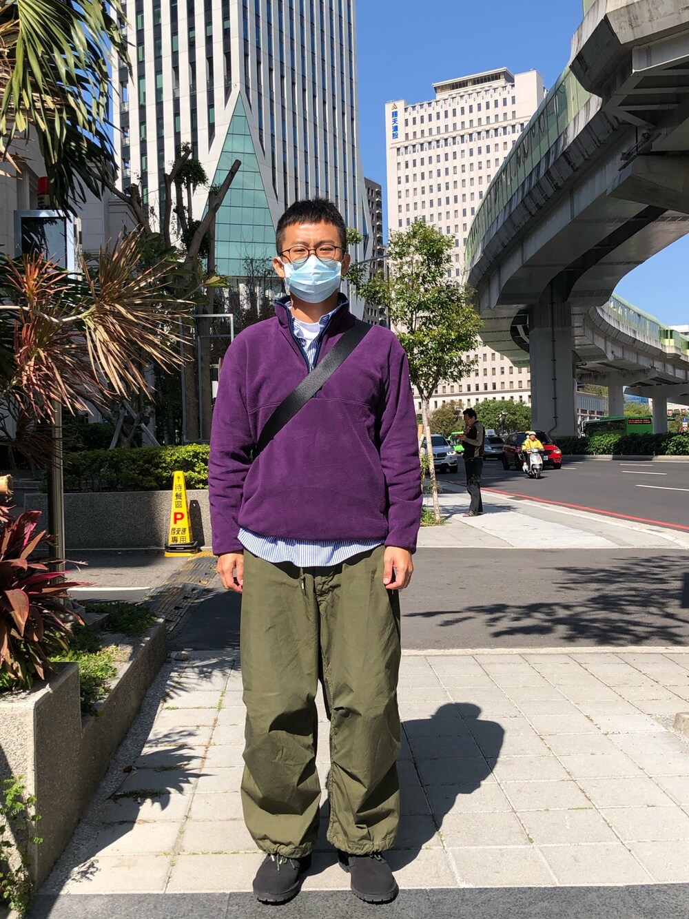 ホワイト系のTシャツ/カットソー、ブルー系のシャツ/ブラウス、パープル系のジャケット/アウターを着用したメンズの冬コーディネートの1枚目の写真