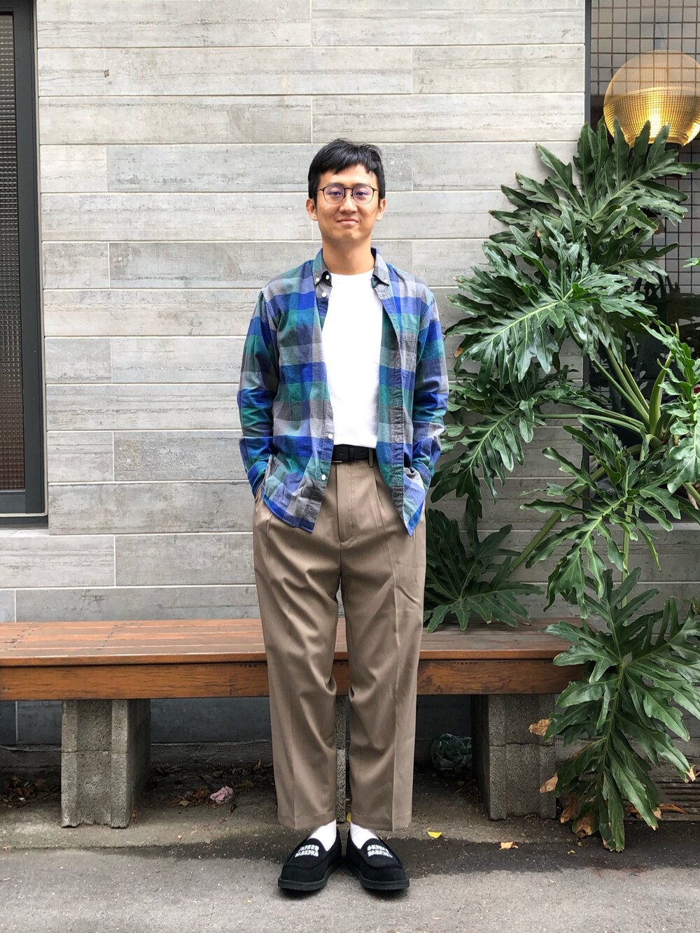 ホワイト系のTシャツ/カットソー、ブルー系のシャツ/ブラウス、ブラウン系のパンツを着用したメンズの秋コーディネートの1枚目の写真