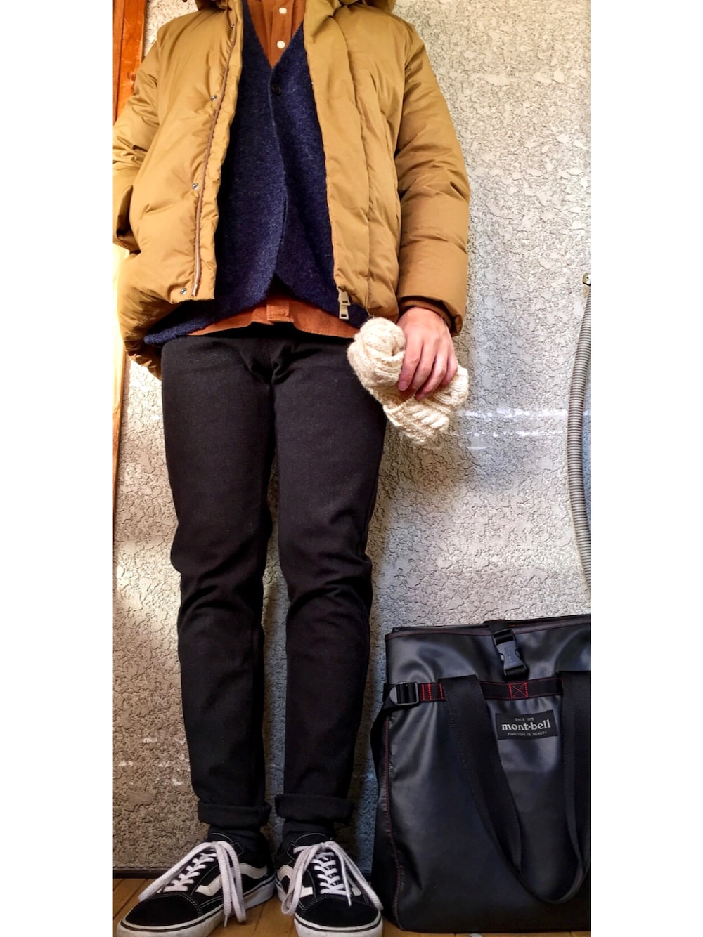 ブラウン系のダウンジャケット/コート、ブルー系のカーディガン/ボレロ、ブラウン系のシャツ/ブラウスを着用したメンズの冬コーディネートの1枚目の写真