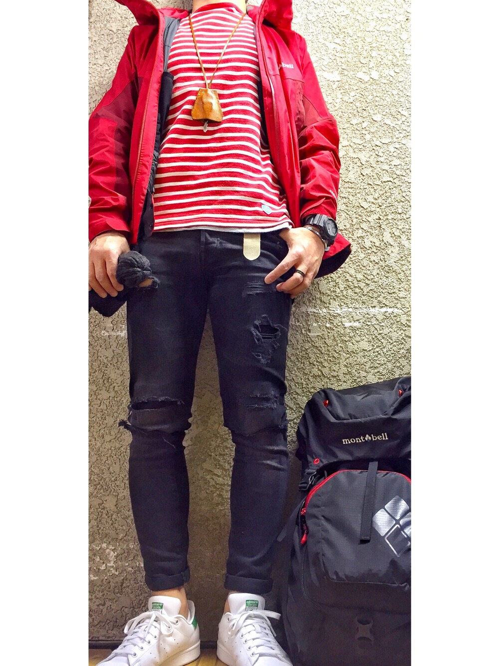 「ニット帽、HIGHLAND 2000、マウンテンパーカー、mont-bell、バスクシャツ、orcival、スキニーデニム、H&M、スタンスミス、バックパック」｜「mont-bellのアイテム（マウンテンパーカー、レッド系）」を使った、KADOさん（メンズ・163cm）の春コーディネートの1枚目の写真