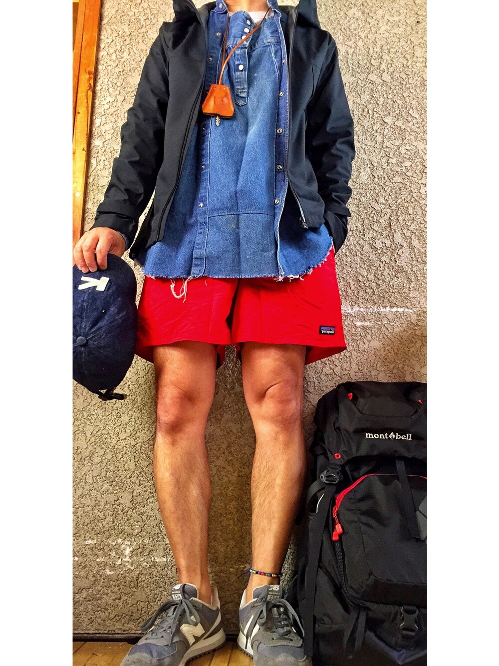 「キャップ、KAVU、マウンテンパーカー、UNIQLO、デニムシャツ、old park、バギーズショーツ、短パン、patagonia、バックパック」｜「UNIQLOのアイテム（マウンテンパーカー、ブラック系）」を使った、KADOさん（メンズ・163cm）の春コーディネートの1枚目の写真