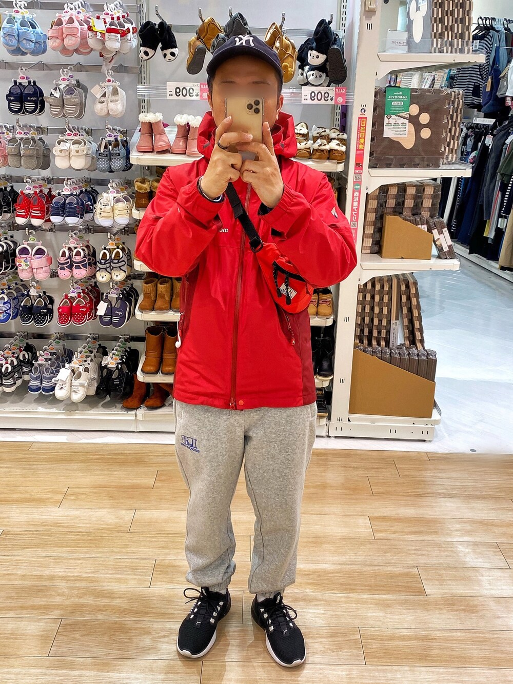 「キャップ、NEW ERA、マウンテンパーカー、mont-bell、スウェットパンツ、GLOBAL WORK、ウエストポーチ、MEI、PUMA」｜「mont-bellのアイテム（マウンテンパーカー、レッド系）」を使った、KADOさん（メンズ・161cm）の冬コーディネートの1枚目の写真