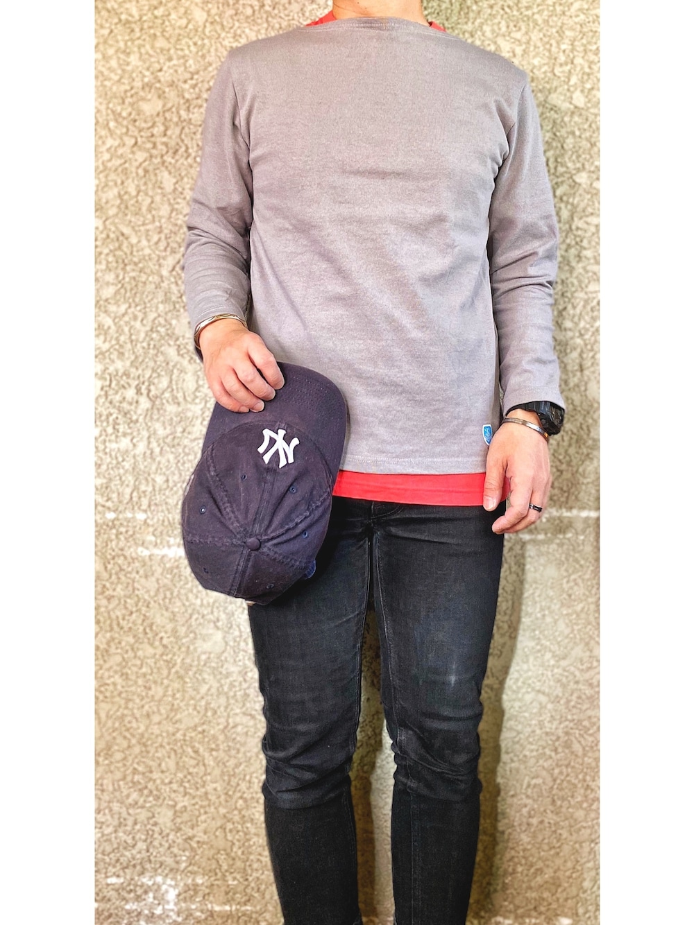 「キャップ、NEWERA、バスクシャツ、orcival、Tシャツ、UNIQLOU、スキニーデニム、Nudie jeans」｜「ORCIVALの【ORCIVAL】 コットンロード　フレンチバスクシャツ SOLID　（Tシャツ/カットソー、グレー系）」を使った、KADOさん（メンズ・161cm）の冬コーディネートの1枚目の写真