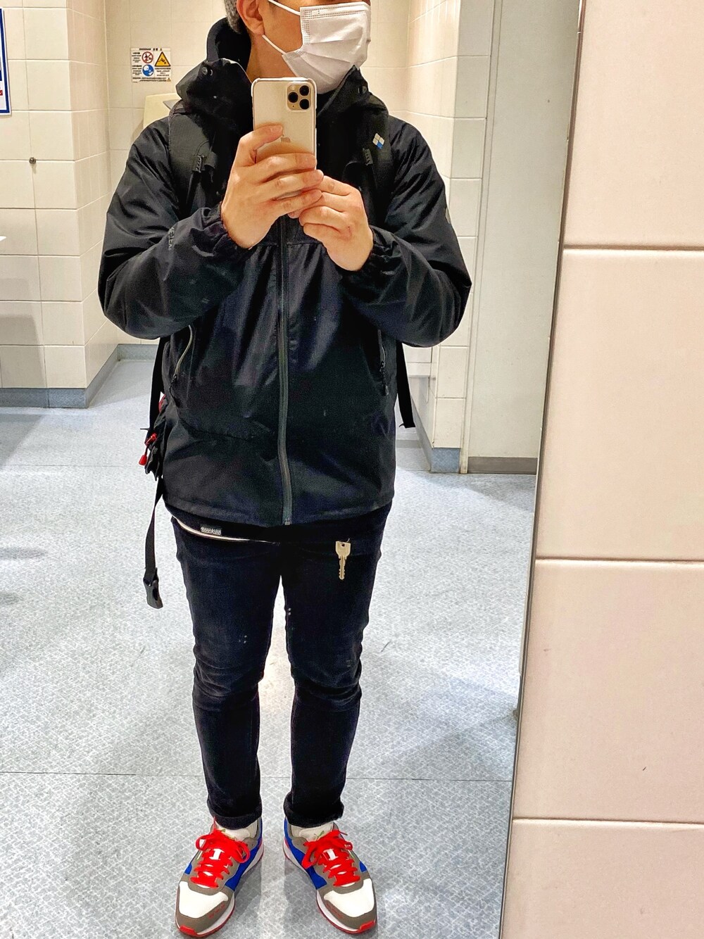「マウンテンパーカー、パーカー、オーバーサイズ、黒スキニー、バックパック、PUMA」｜「FREAK'S STOREのHAV-A-HANK×FREAK'S STORE/ハバハンク 別注ビッグシルエット パーカー/オーバーサイズ フーディー（パーカー、ブラック系）」を使った、KADOさん（メンズ・168cm）の冬コーディネートの1枚目の写真