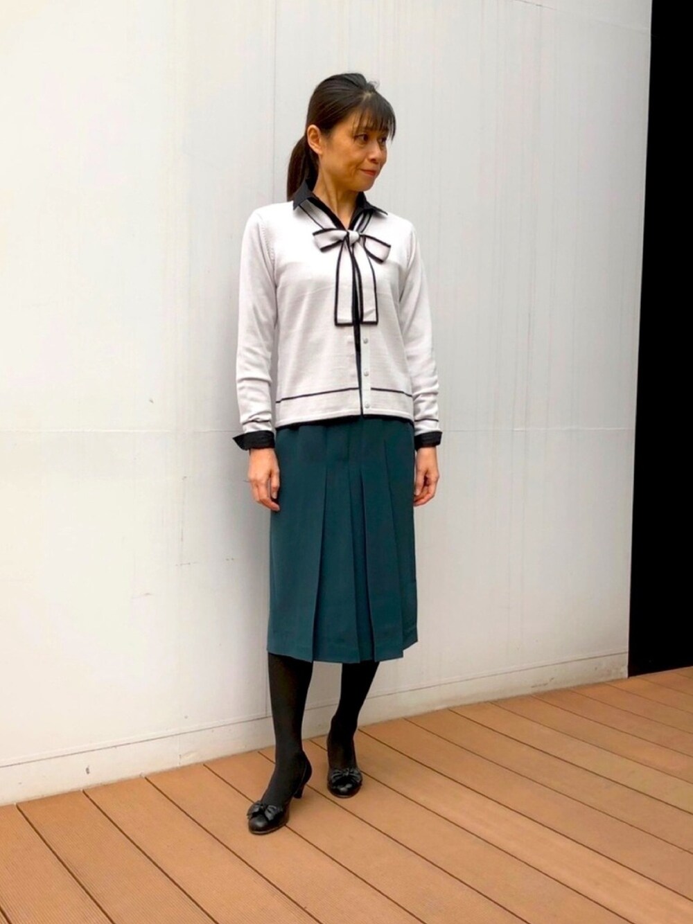 「リボンニット、ニットタイ、黒フリルシャツ、スーパーストレッチシャツ」｜「NARACAMICIEのアイテム（スカート、グリーン系）」を使った、yukki77さん（レディース・158cm）の秋コーディネートの1枚目の写真