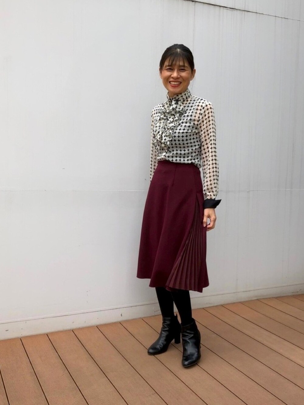 「秋のコーデ、シンプル、ドット、ボルドー×ホワイト、サイドプリーツ、フリル」｜「NARACAMICIEのアイテム（シャツ/ブラウス、ホワイト系）」を使った、yukki77さん（レディース・158cm）の秋コーディネートの1枚目の写真