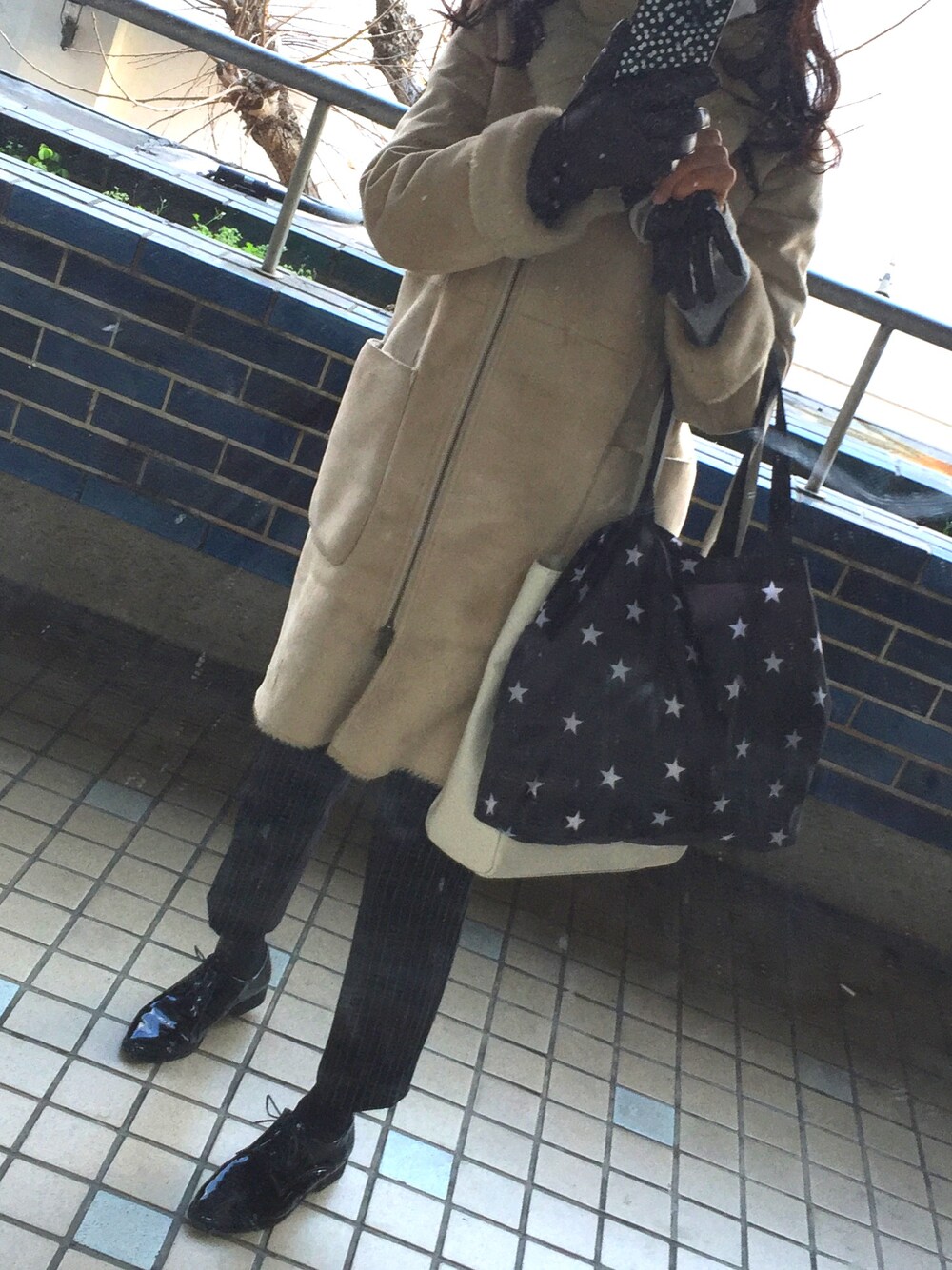 ブラック系のその他シューズ、ブラック系のその他パンツ、ベージュ系のムートンコートを着用したレディースの冬コーディネートの1枚目の写真