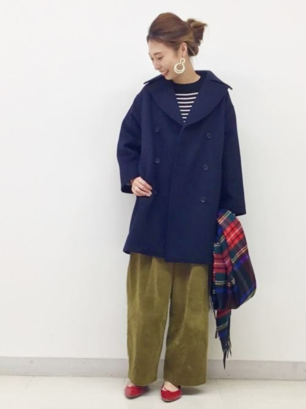 「Pコート、メルトン、チェックストール、コーデュロイパンツ、SHIPS for women」｜「SHIPSのPrimaryNavyLabel:コーデュロイワイドパンツ（その他パンツ、イエロー系）」を使った、上田さん（レディース・173cm）の冬コーディネートの1枚目の写真