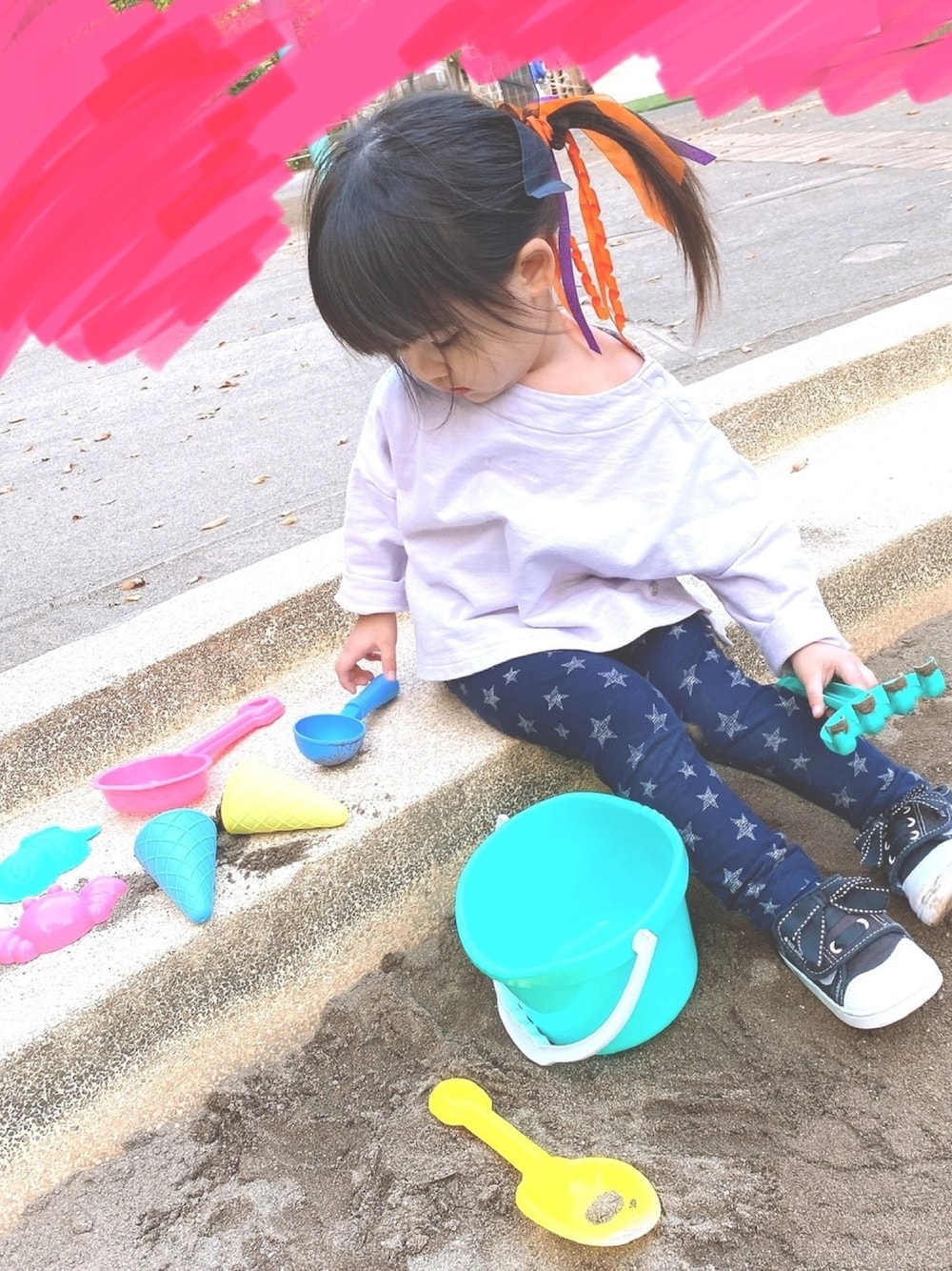 「2歳10ヶ月、2歳女の子、お砂場遊び、公園はしご」｜「UNIQLOのアイテム（パンツ、ブルー系）」を使った、いーちゃん‎☺︎✿さん（キッズ・90cm）の秋コーディネートの1枚目の写真