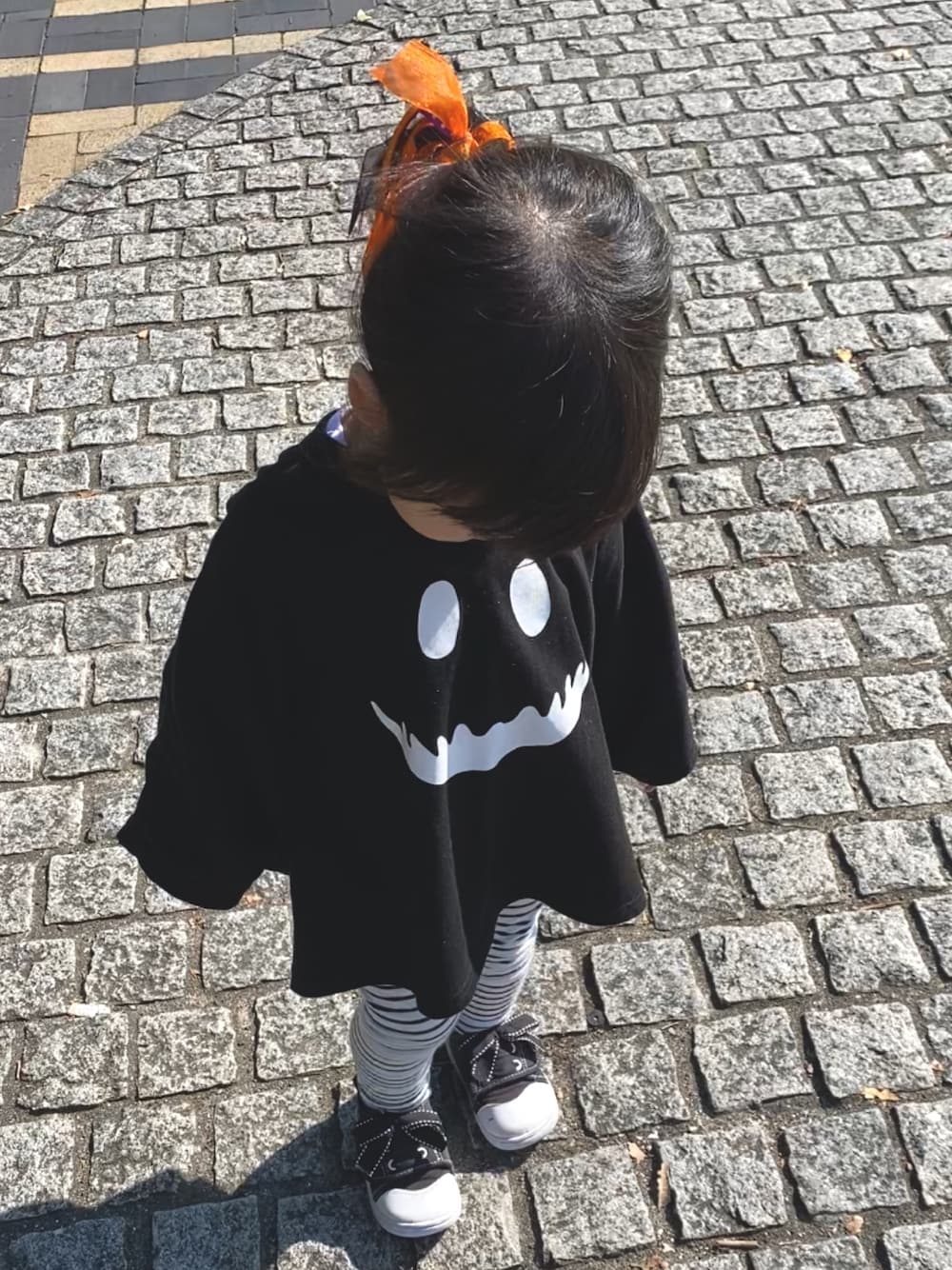 「wearhalloween2020、キッズファッション、ハロウィン、2歳女の子、2歳10ヶ月、おんなのこ」｜「b・ROOMの変形おばけTシャツ（Tシャツ/カットソー、ブラック系）」を使った、いーちゃん‎☺︎✿さん（キッズ・90cm）の秋コーディネートの1枚目の写真