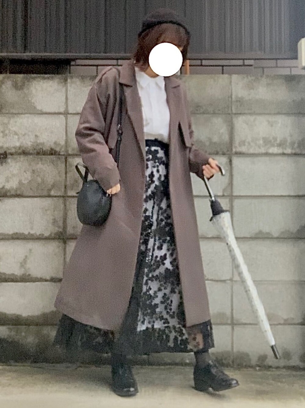 「ローファー、きれいめカジュアル、KBF、春コーデ、ハイウエスト、トレンチコート、休日スタイル、春アウター、シャツワンピ、モノトーン」｜「shino yuasaの¥3850（イヤリング、グレー系）」を使った、みいちゃんさん（レディース・158cm）の春コーディネートの1枚目の写真