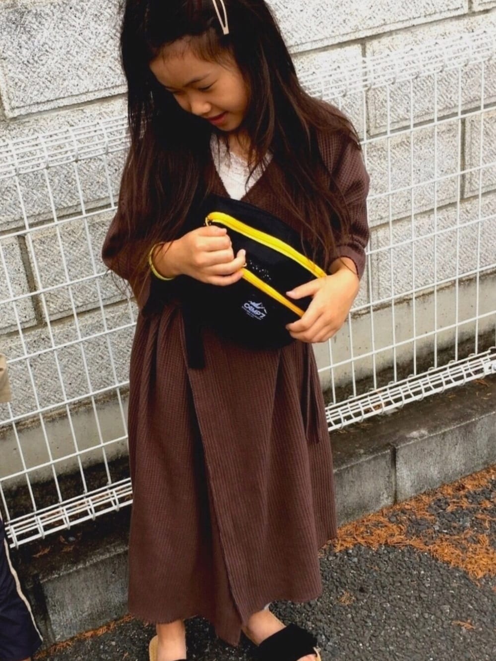 「女の子コーデ、プチプラコーデ、おんなのこ、ブラウン、ワンピース、チャオパニックティピー(CIAOPANIC TYPY)、CAMP7」｜「CIAOPANIC TYPYの【ママとおそろい】オニワッフルカシュクールワンピ（ワンピース、ブラウン系）」を使った、OTO＊さん（キッズ・122cm）の秋コーディネートの1枚目の写真