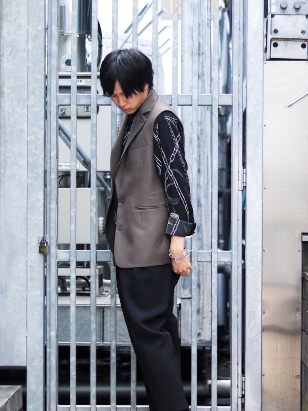 「ルイス(Lui's)、Lui's、LAD MUSICIAN、ラッドミュージシャン、ノースリーブジャケット、柄シャツ、アンクルカット、モード、黒、レイヤードスタイル」｜「Lui'sの《4×4 セットアップ》ノースリーブジャケット（テーラードジャケット、グリーン系）」を使った、Onoda Junさん（メンズ・175cm）の夏コーディネートの1枚目の写真