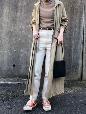 スニーカー オレンジ系 を使った 白パンツ のレディース人気ファッションコーディネート Wear