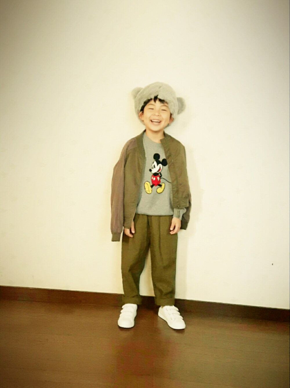 グレー系のニット/セーター、グリーン系のその他パンツ、グリーン系のラッピングキットを着用したキッズの秋コーディネートの1枚目の写真