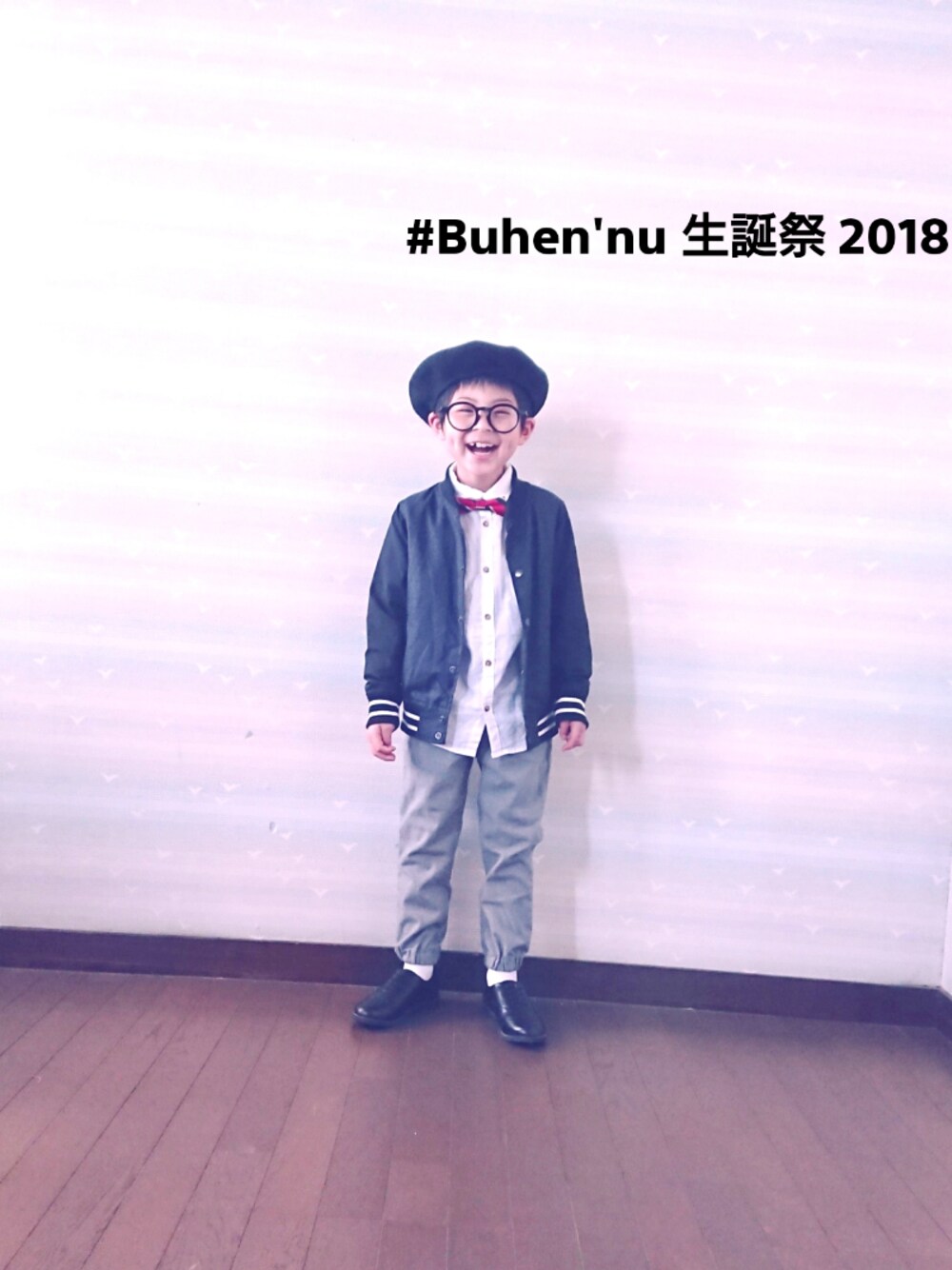 ベージュ系のラッピングキット、ブルー系のラッピングキット、ブルー系のラッピングキットを着用したキッズの春コーディネートの1枚目の写真