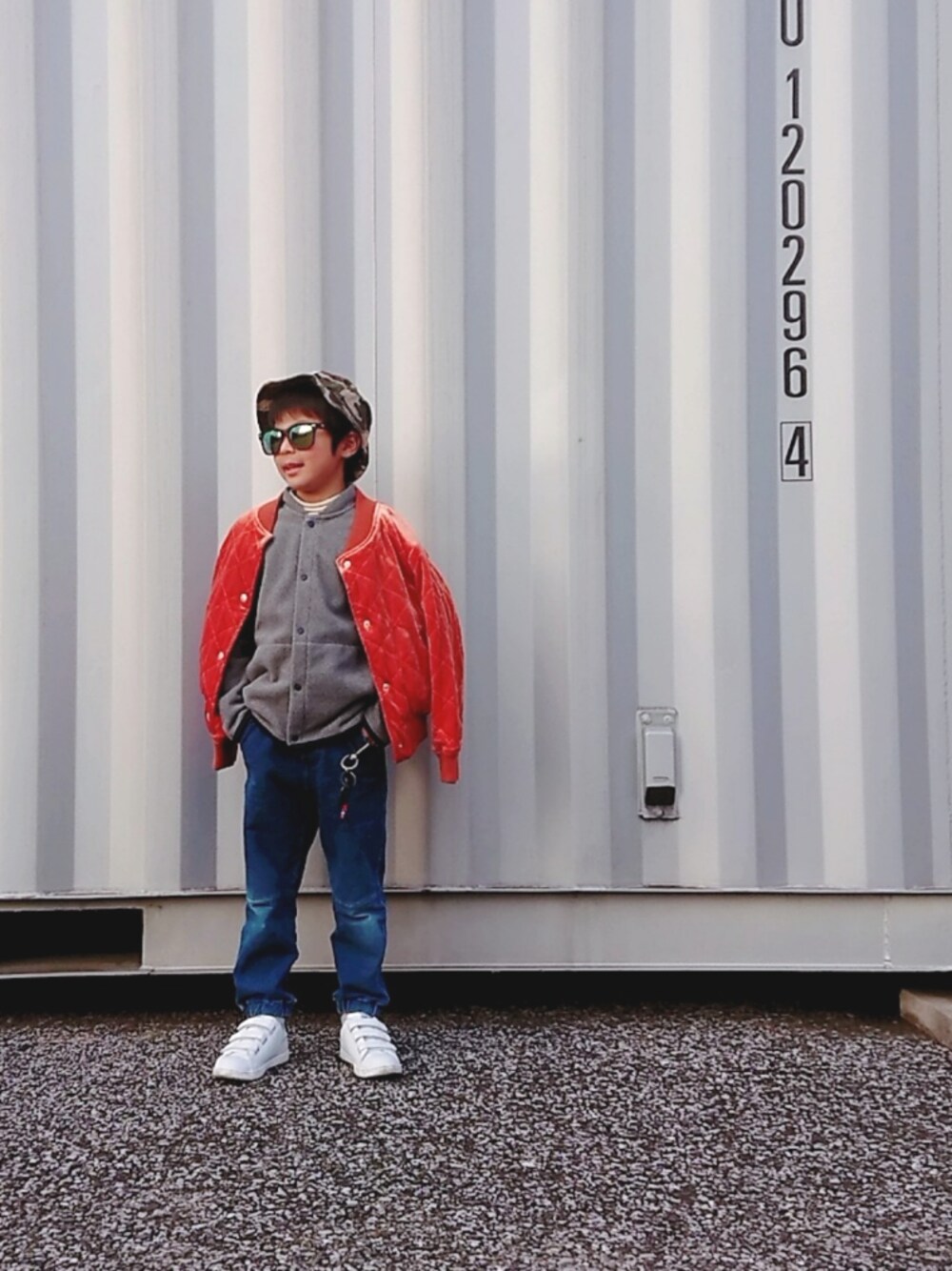 ホワイト系のTシャツ/カットソー、グレー系のその他アウター、オレンジ系のブルゾンを着用したキッズの冬コーディネートの1枚目の写真