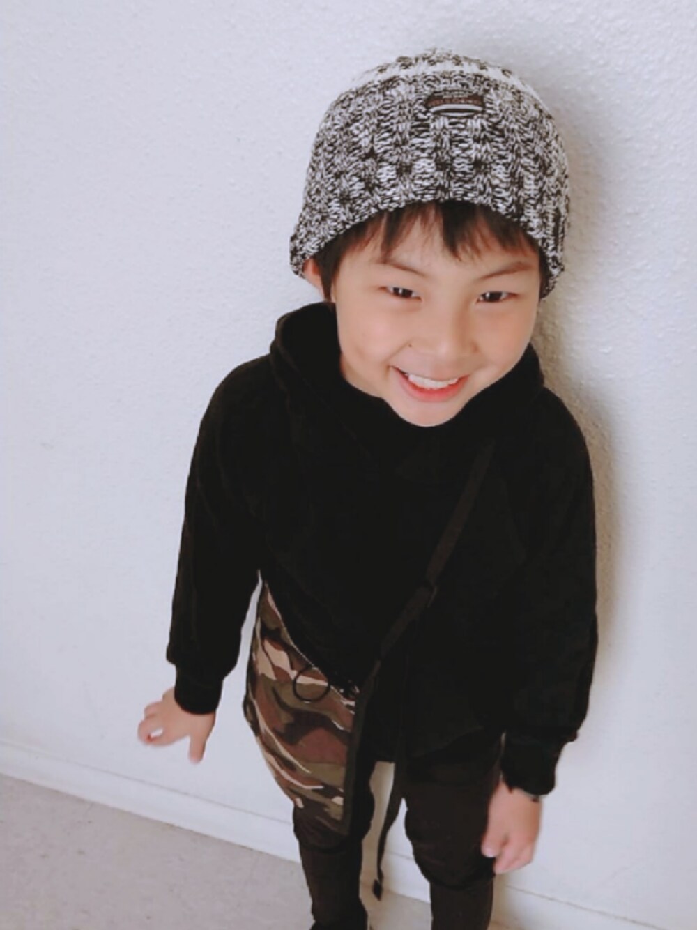 ブラック系のパーカー、ブラック系のスニーカー、ブラック系のその他パンツを着用したキッズの冬コーディネートの1枚目の写真