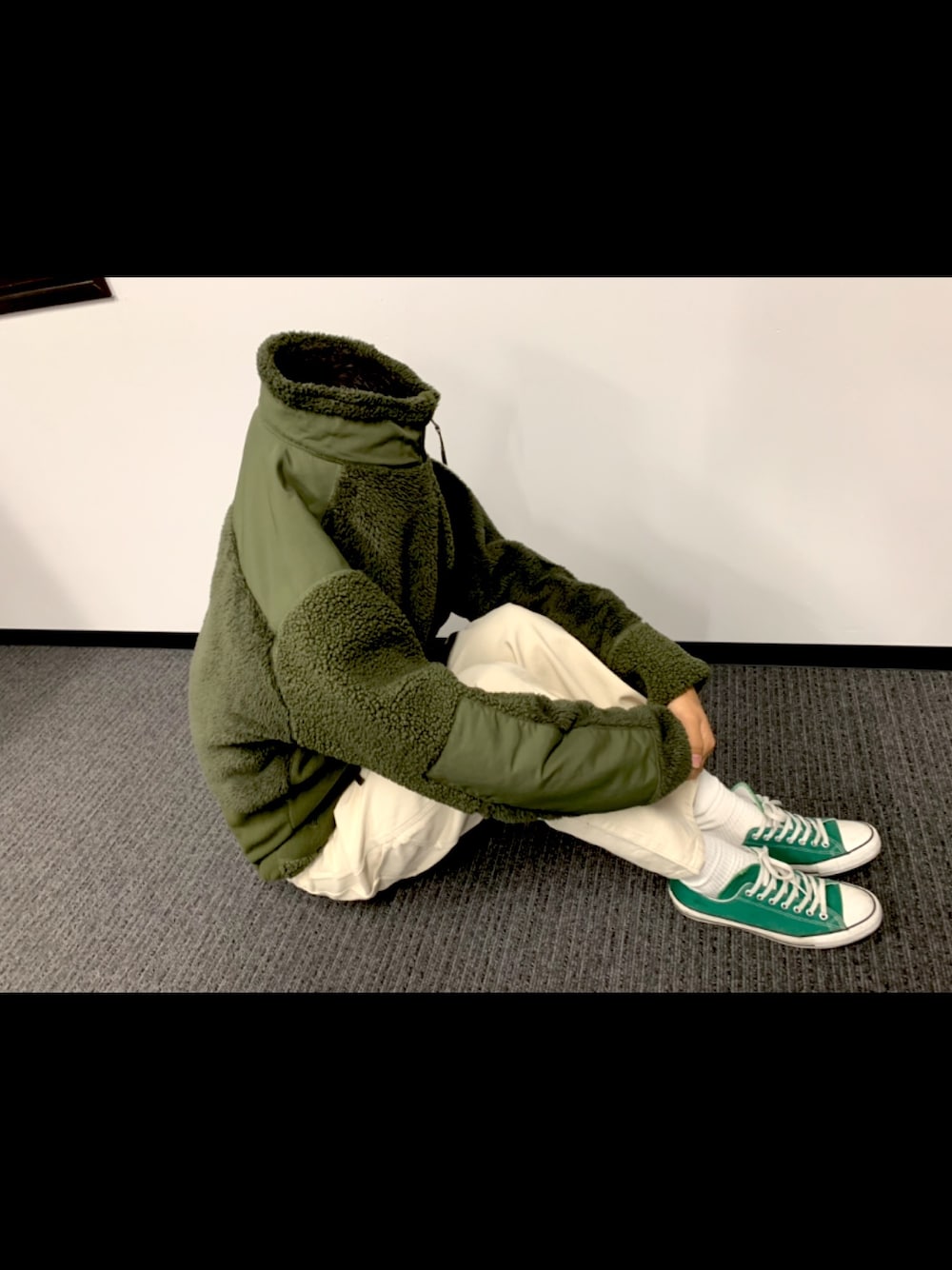 グリーン系のその他アウター、グリーン系のスニーカー、ホワイト系のその他パンツを着用したメンズの秋コーディネートの1枚目の写真