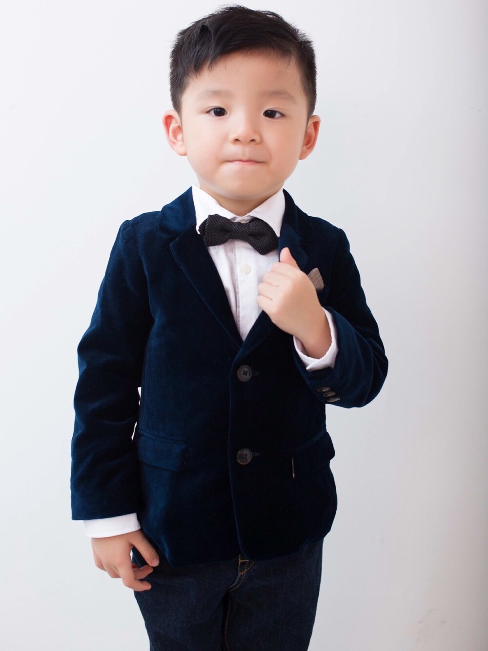 「ZARAのアイテム（テーラードジャケット、ブルー系）」を使った、Marcus駱さん（キッズ・90cm）の冬コーディネートの1枚目の写真