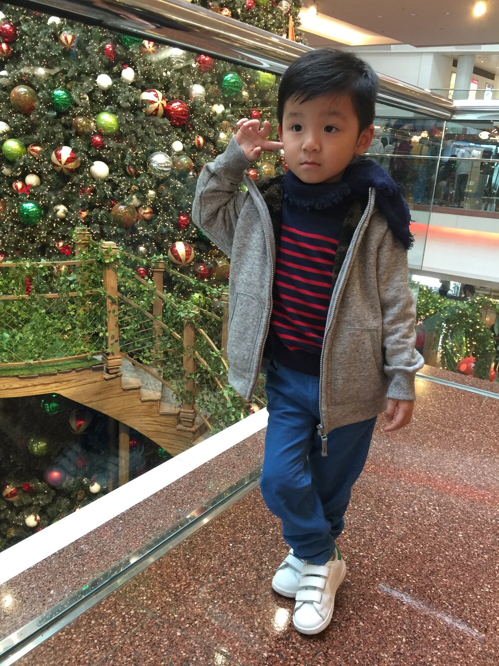 「UNIQLOのアイテム（スタジャン、グレー系）」を使った、Marcus駱さん（キッズ・90cm）の冬コーディネートの1枚目の写真