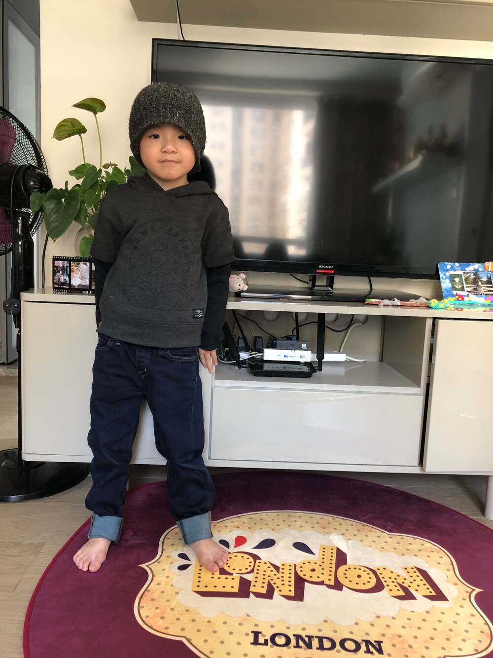 「UNIQLOのアイテム（デニムパンツ、ブラック系）」を使った、Marcus駱さん（キッズ・100cm）の春コーディネートの1枚目の写真