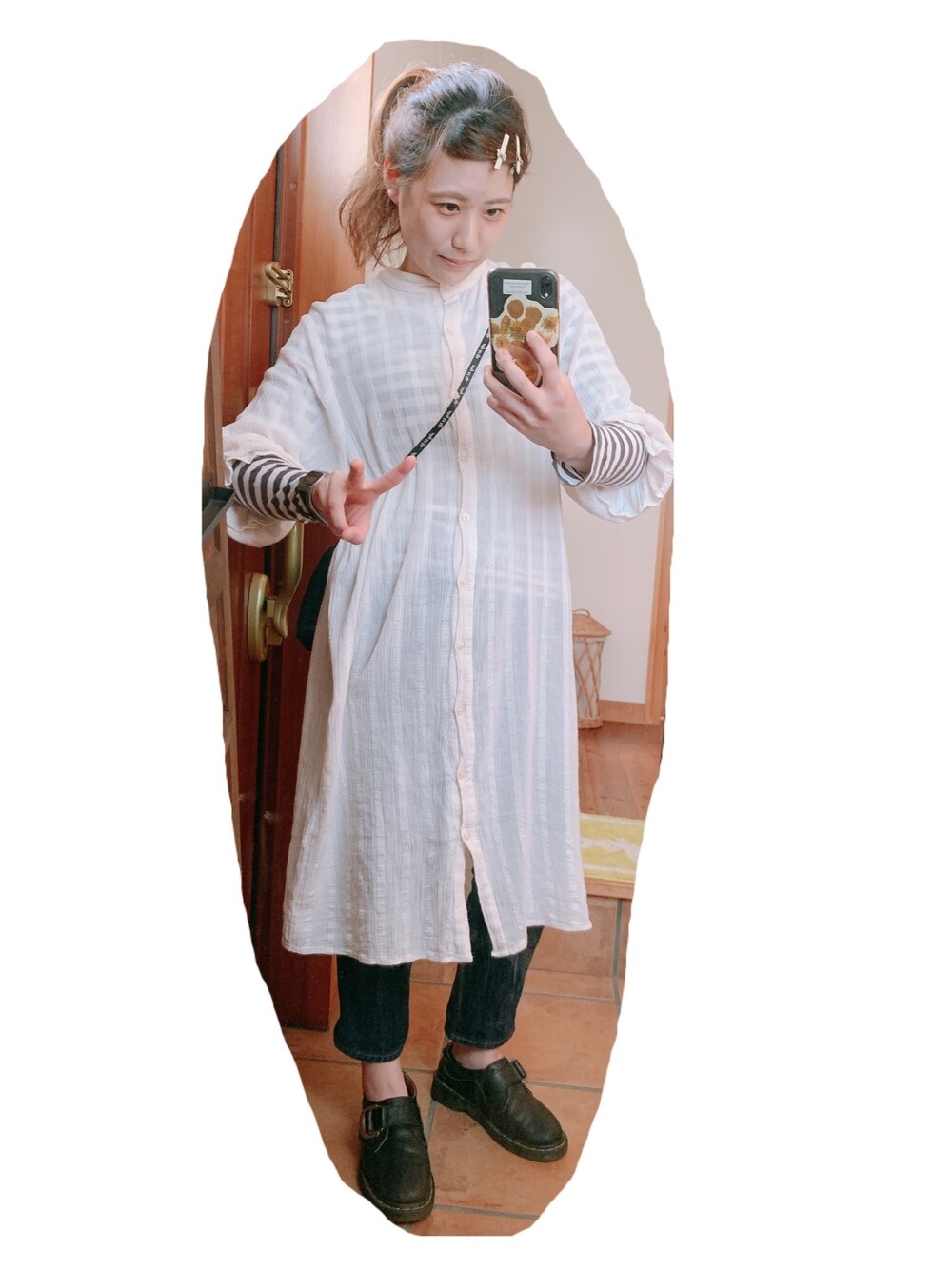 ホワイト系のシャツワンピースを着用したレディースの春コーディネートの1枚目の写真