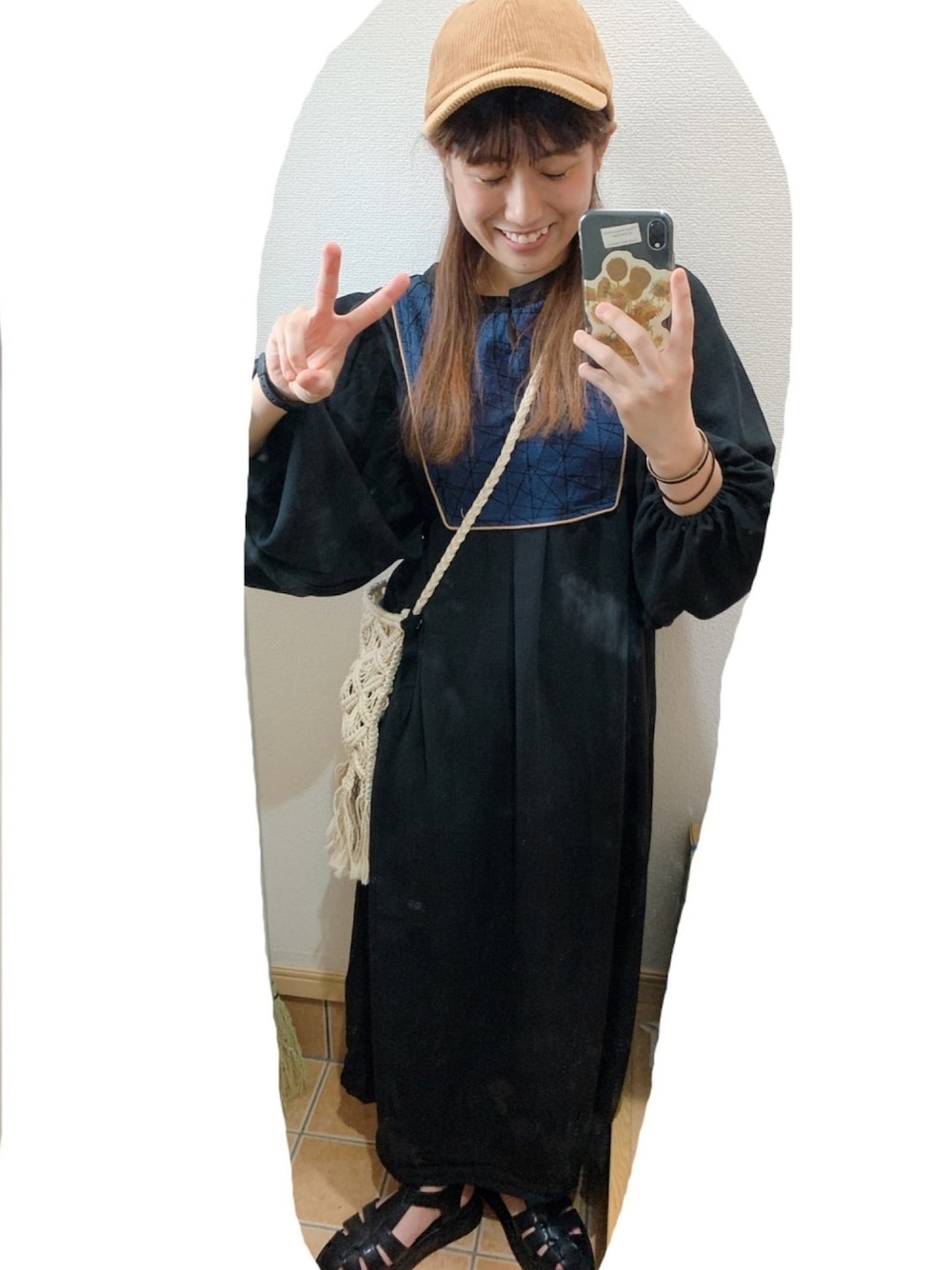 ブラック系のサンダル、ブラック系のワンピースを着用したレディースの秋コーディネートの1枚目の写真