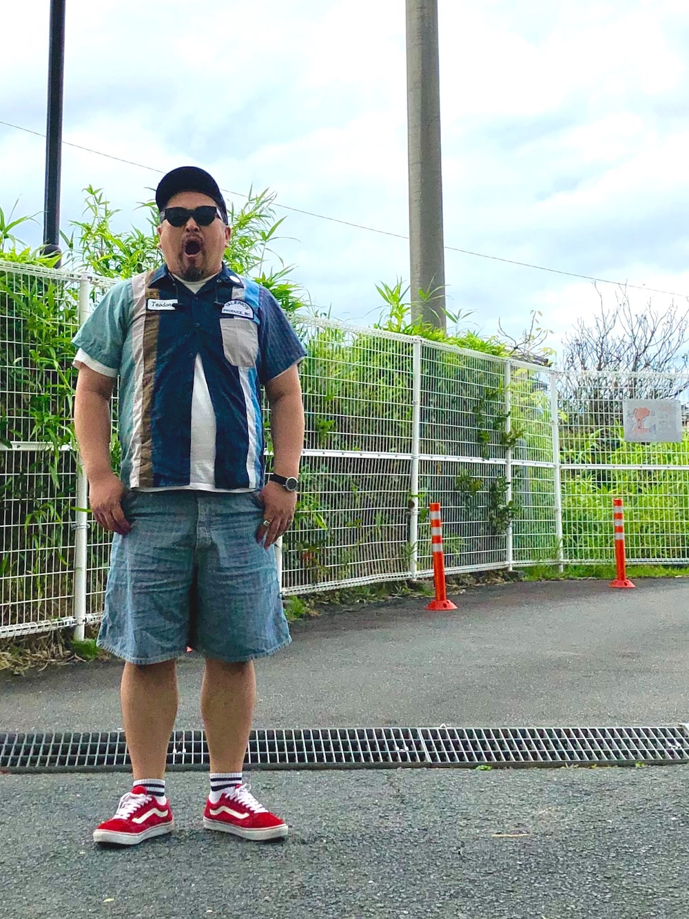 「夏、今日のコーデ、半袖シャツ、ハーフパンツ、パッチワーク、サングラス、キャップ、スニーカー、ワークシャツ、缶バッチ」｜「DECHOのアイテム（キャップ、ブラック系）」を使った、gottusoさん（メンズ・179cm）の夏コーディネートの1枚目の写真