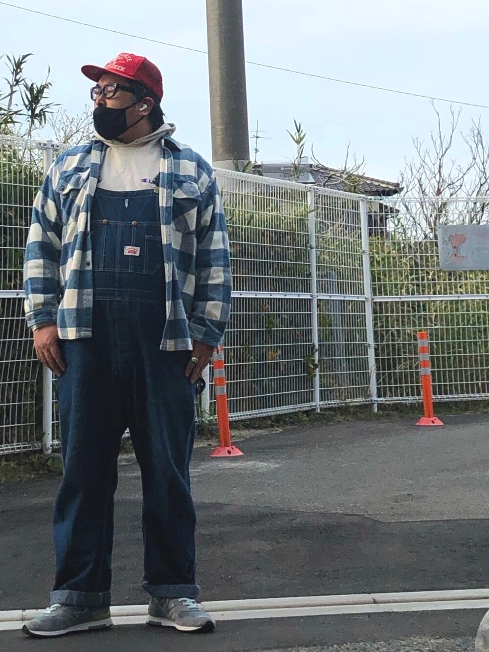 ブルー系のトップス、グレー系のパーカー、ブルー系のサロペット/オーバーオールを着用したメンズの春コーディネートの1枚目の写真