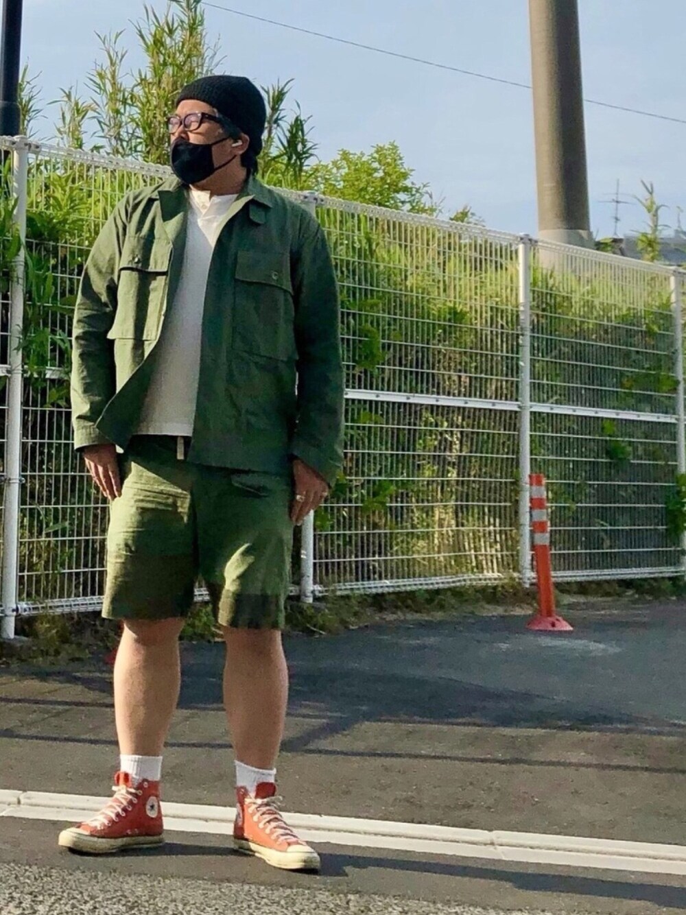 「はるコーデ、白Tシャツ、ヘンリーネック、ジャケット、ハーフパンツ、ニット帽、めがね、スニーカー、オレンジ、ヴィンテージ」｜「ROTHCOのアイテム（キャップ、ブラック系）」を使った、gottusoさん（メンズ・179cm）の春コーディネートの1枚目の写真