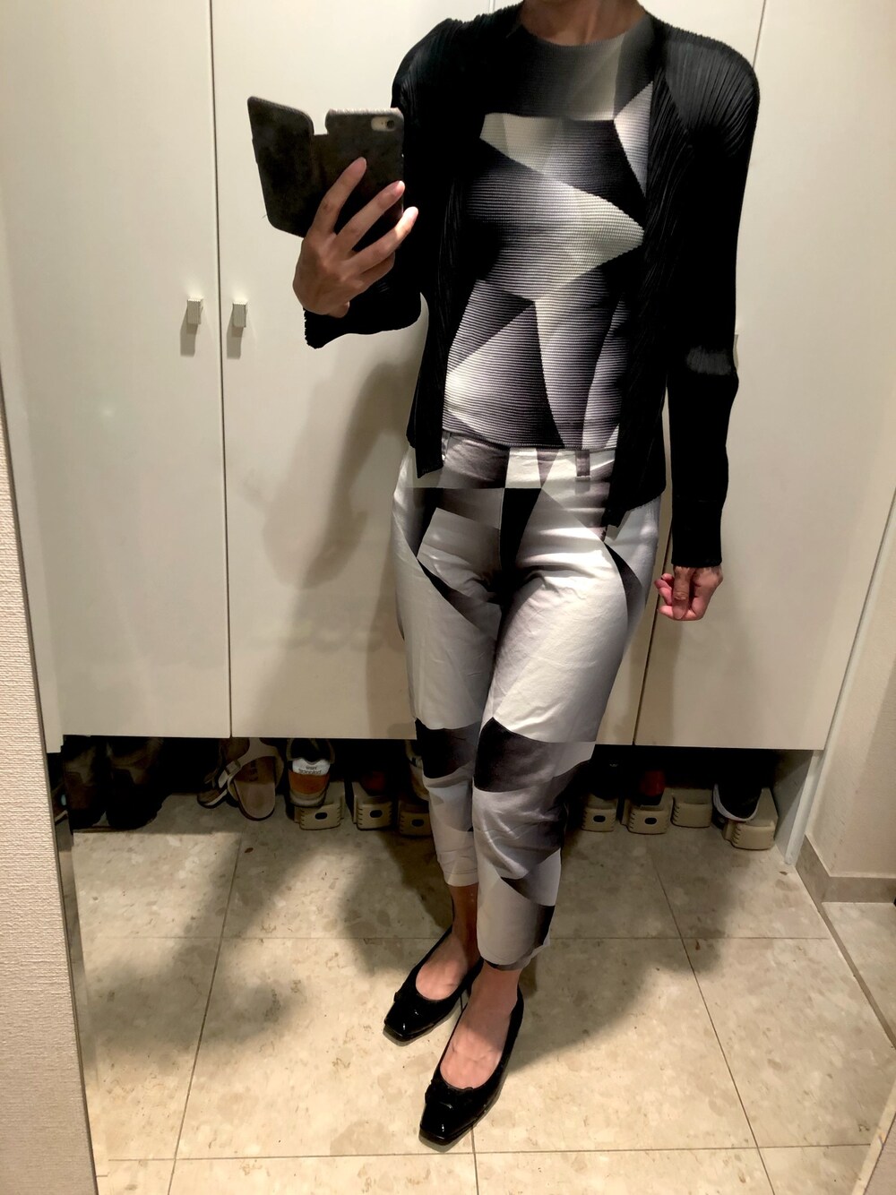 「クリスタル、プリーツプリーズ、モノトーン」｜「me by ISSEY MIYAKEのアイテム（その他パンツ、ブラック系）」を使った、popotanさん（レディース・162cm）の夏コーディネートの1枚目の写真