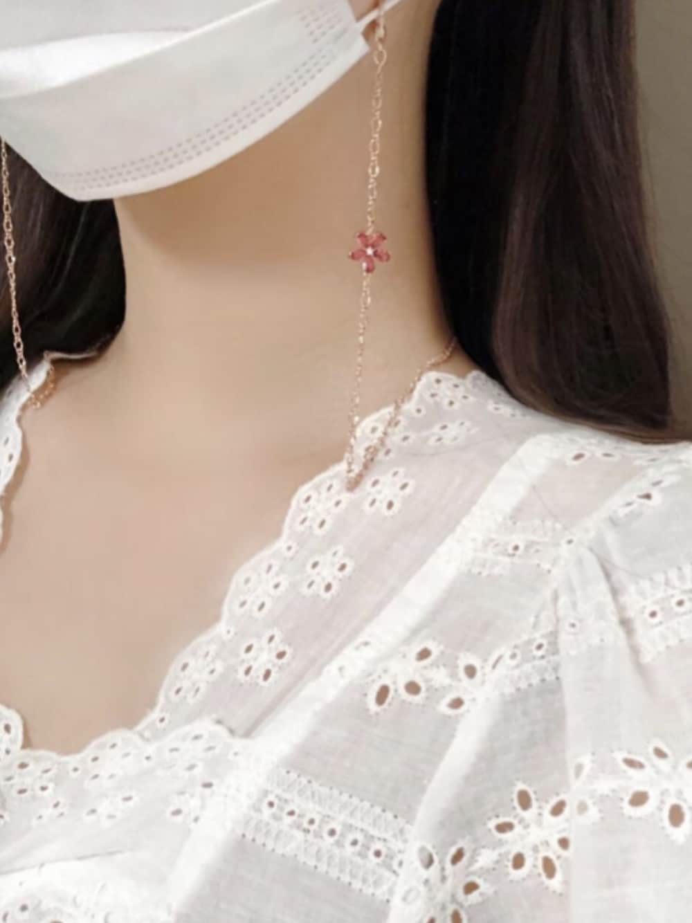 ゴールド系のアクセサリーを着用したレディースの秋コーディネートの1枚目の写真