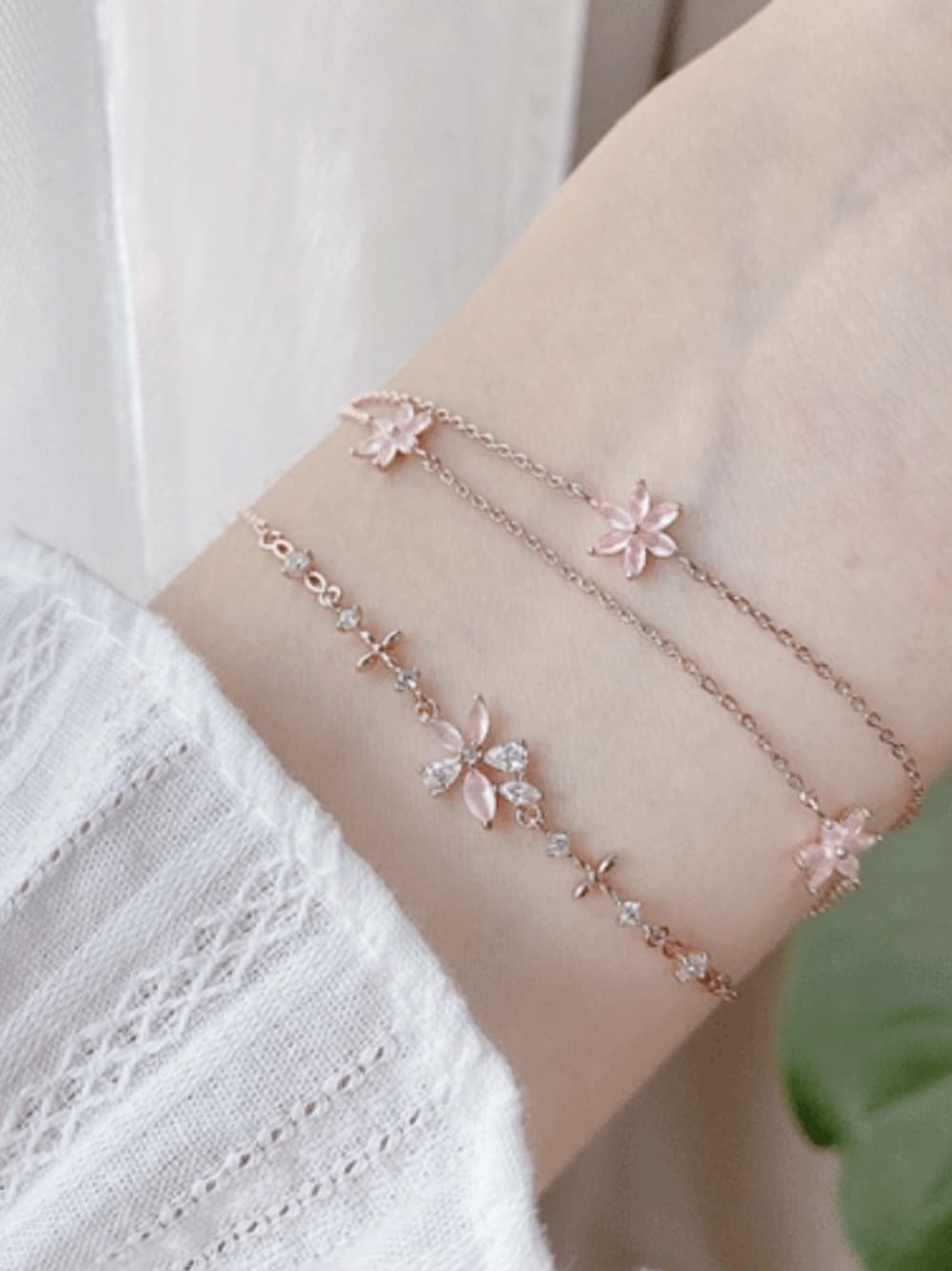 ピンク系のブレスレットを着用したレディースの秋コーディネートの1枚目の写真