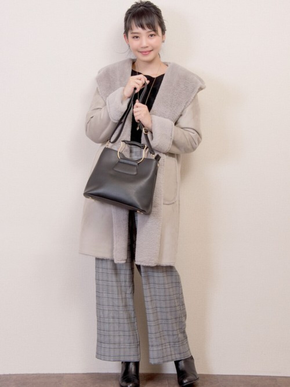 「コート、ピアス、バッグ、ワイドパンツ、セール、ヘアアクセ、フローリスト、グレンチェック柄パンツ、florist」｜「panaseaのスウェード×ファーフーデガンコート（チェスターコート、ベージュ系）」を使った、FLORIST(フローリスト)さん（レディース・156cm）の冬コーディネートの1枚目の写真