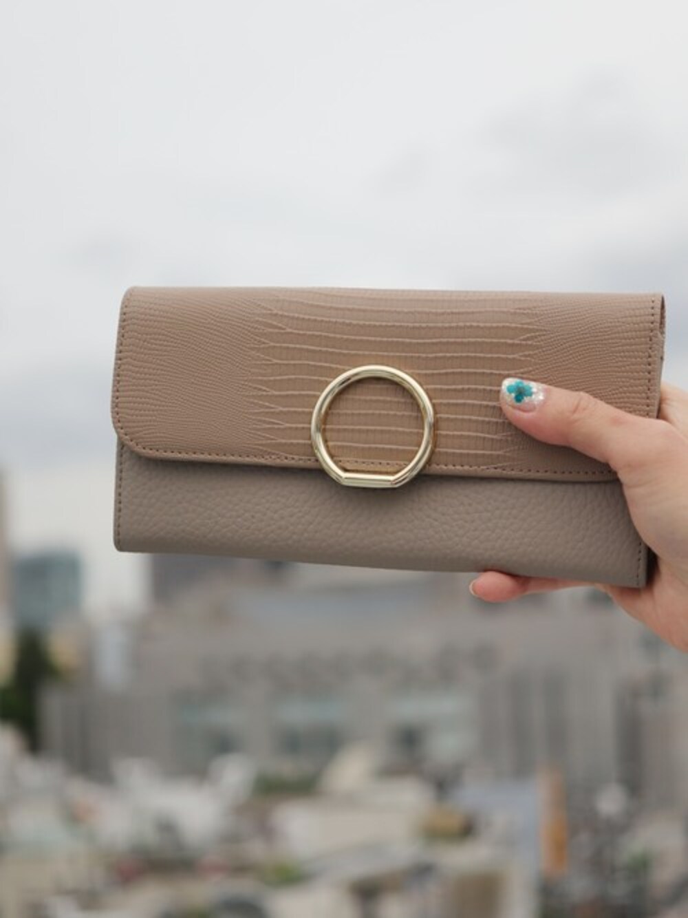 グレー系の財布を着用したレディースの春コーディネートの1枚目の写真