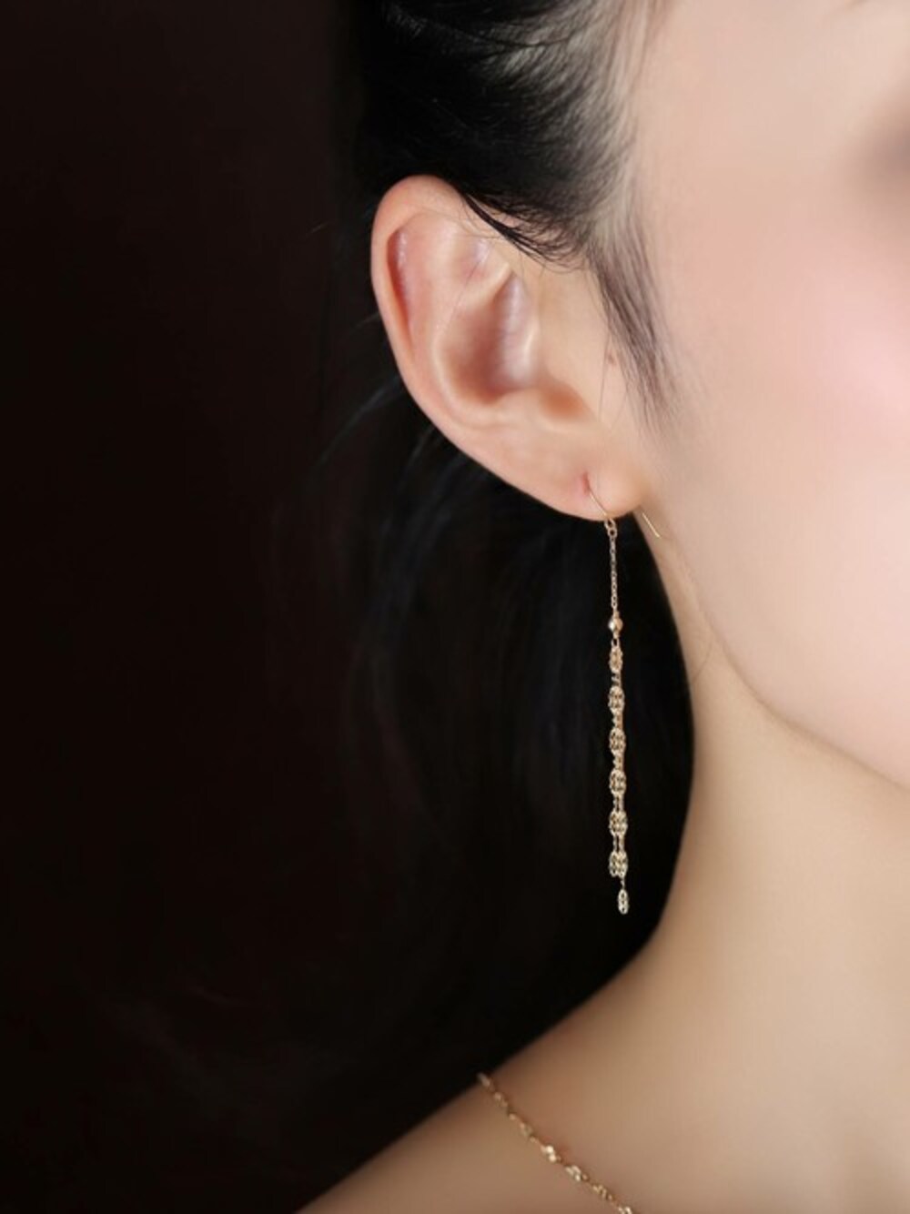 「ピアス、アクセサリー、ゴールドアクセ、18k」｜「lily of the valleyの【K18】クローバーチェーンドロップフックピアス（ピアス（両耳用）、ゴールド系）」を使った、FLORIST(フローリスト)さん（レディース・156cm）の夏コーディネートの1枚目の写真