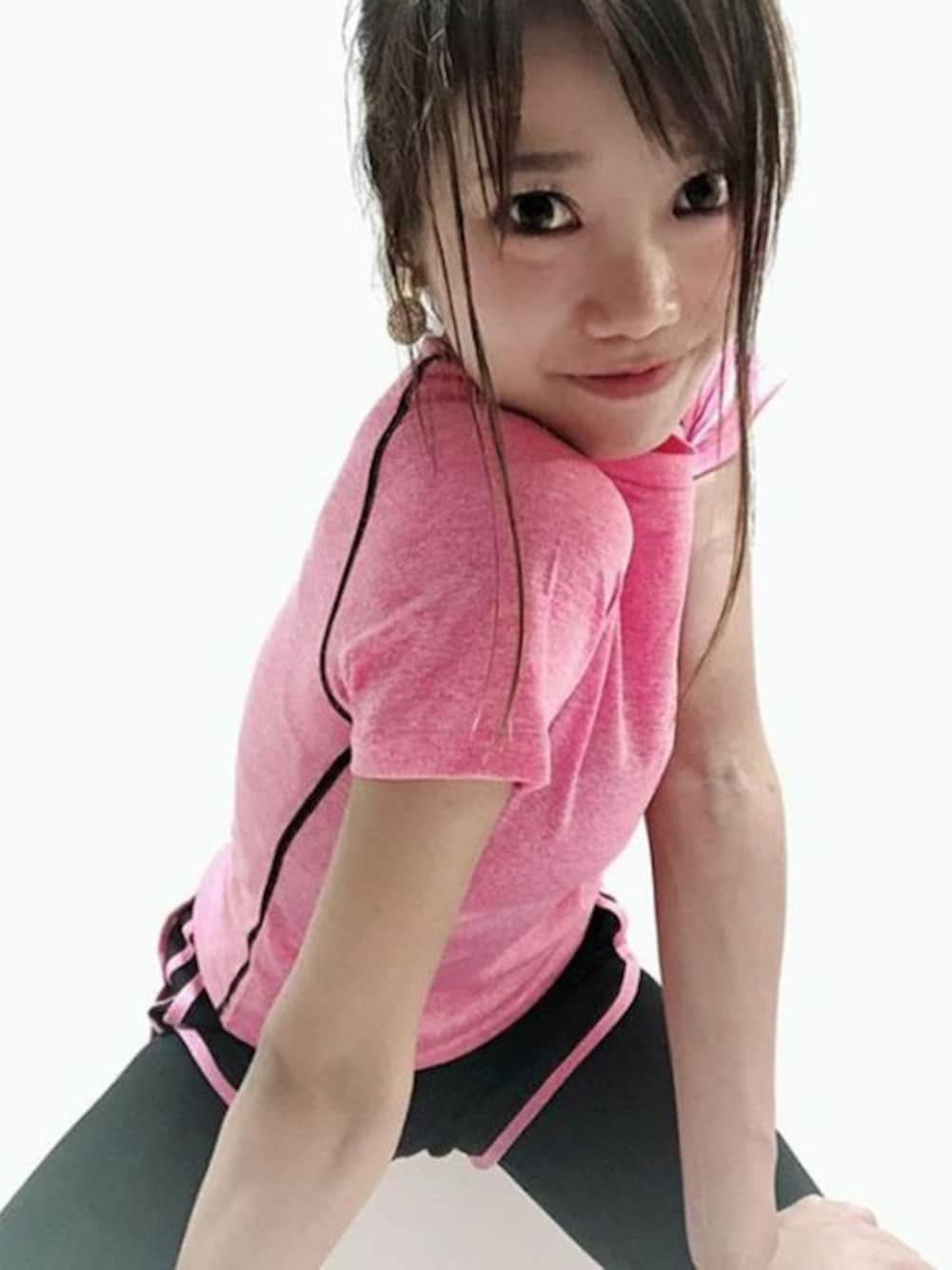 ピンク系のジャージを着用したレディースの夏コーディネートの1枚目の写真