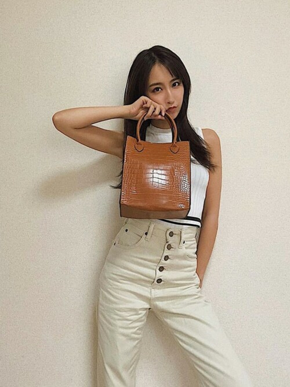 「ショルダーバッグ、大人コーデ、シンプルコーデ、ママコーデ、クロコ型押し」｜「floristの縦長バケツ型クロコ調バッグ（ハンドバッグ、イエロー系）」を使った、FLORIST(フローリスト)さん（レディース・163cm）の夏コーディネートの1枚目の写真