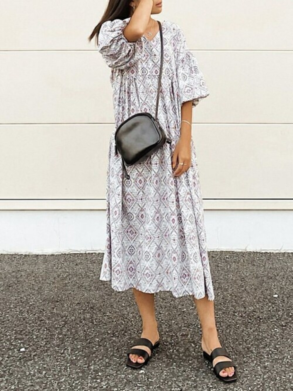 ブラック系のショルダーバッグを着用したレディースの夏コーディネートの1枚目の写真