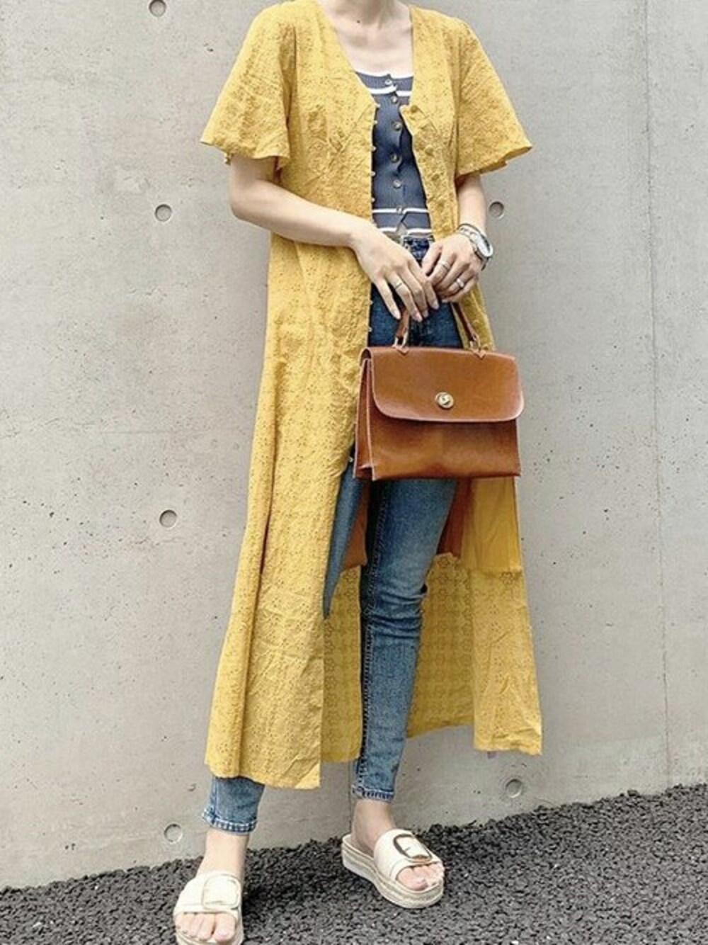 イエロー系のショルダーバッグを着用したレディースの夏コーディネートの1枚目の写真