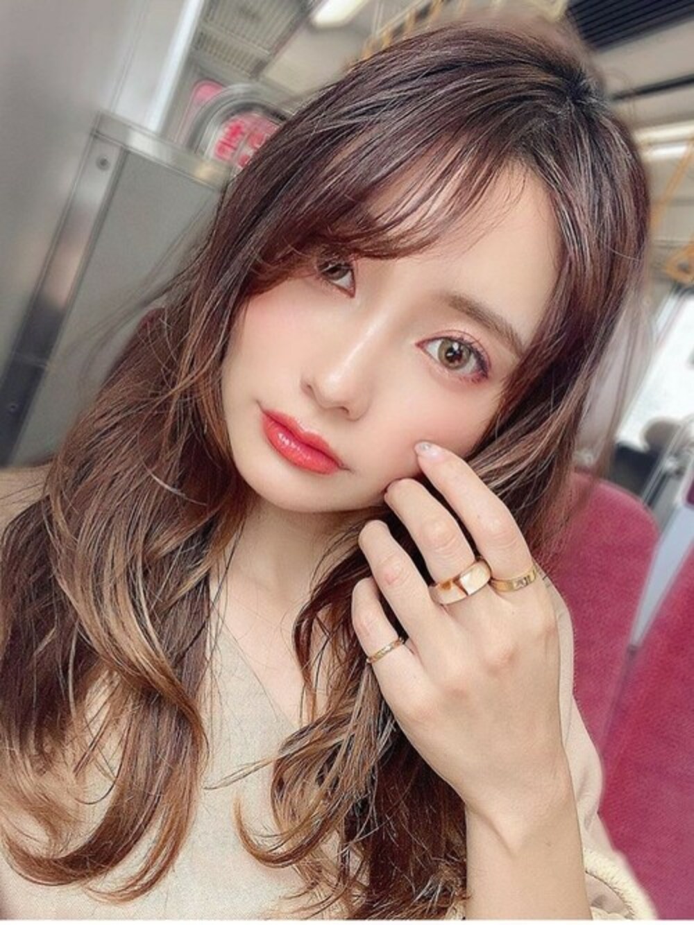 「リング、アクセサリー、可愛い、指輪、秋コーデ、クリアリング」｜「floristのマーブル模様のボールドリング（リング、ブラウン系）」を使った、FLORIST(フローリスト)さん（レディース・163cm）の秋コーディネートの1枚目の写真