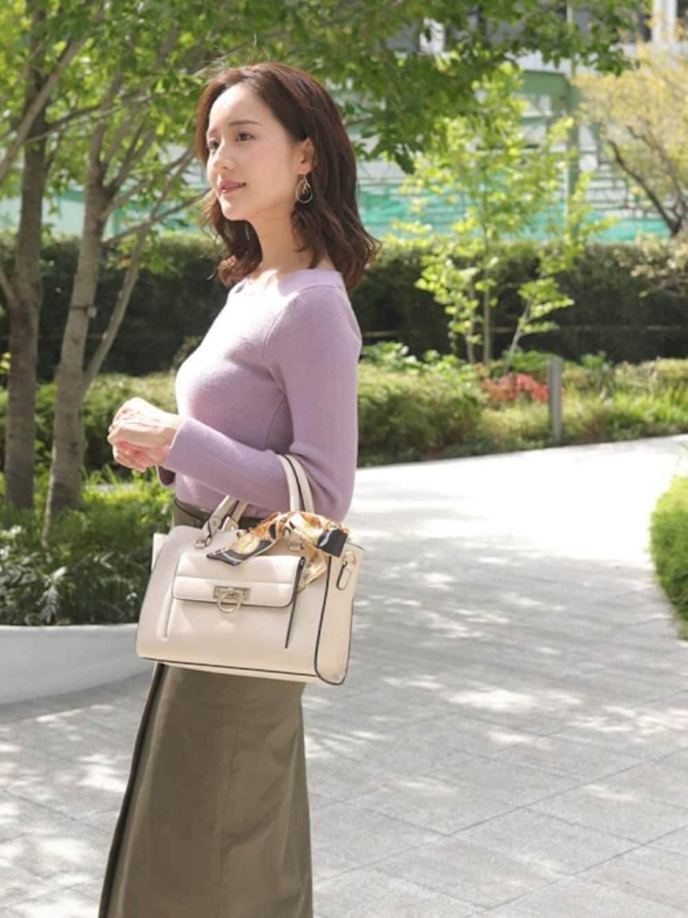 「バッグ、秋のコーデ、大人コーデ、プチプラコーデ」｜「floristの2wayスカーフハンドルスクエアハンドバッグ（ハンドバッグ、ホワイト系）」を使った、FLORIST(フローリスト)さん（レディース・171cm）の秋コーディネートの1枚目の写真