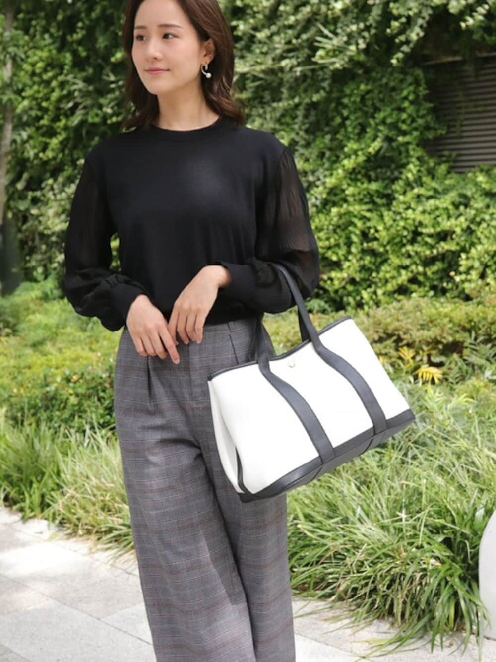 「トートバッグ、バッグ、BAG、レザートート、インスタフォローしてね！、シンプルなトート」｜「floristの大容量ダブルラインレザートートバッグ（トートバッグ、ホワイト系）」を使った、FLORIST(フローリスト)さん（レディース・171cm）の秋コーディネートの1枚目の写真