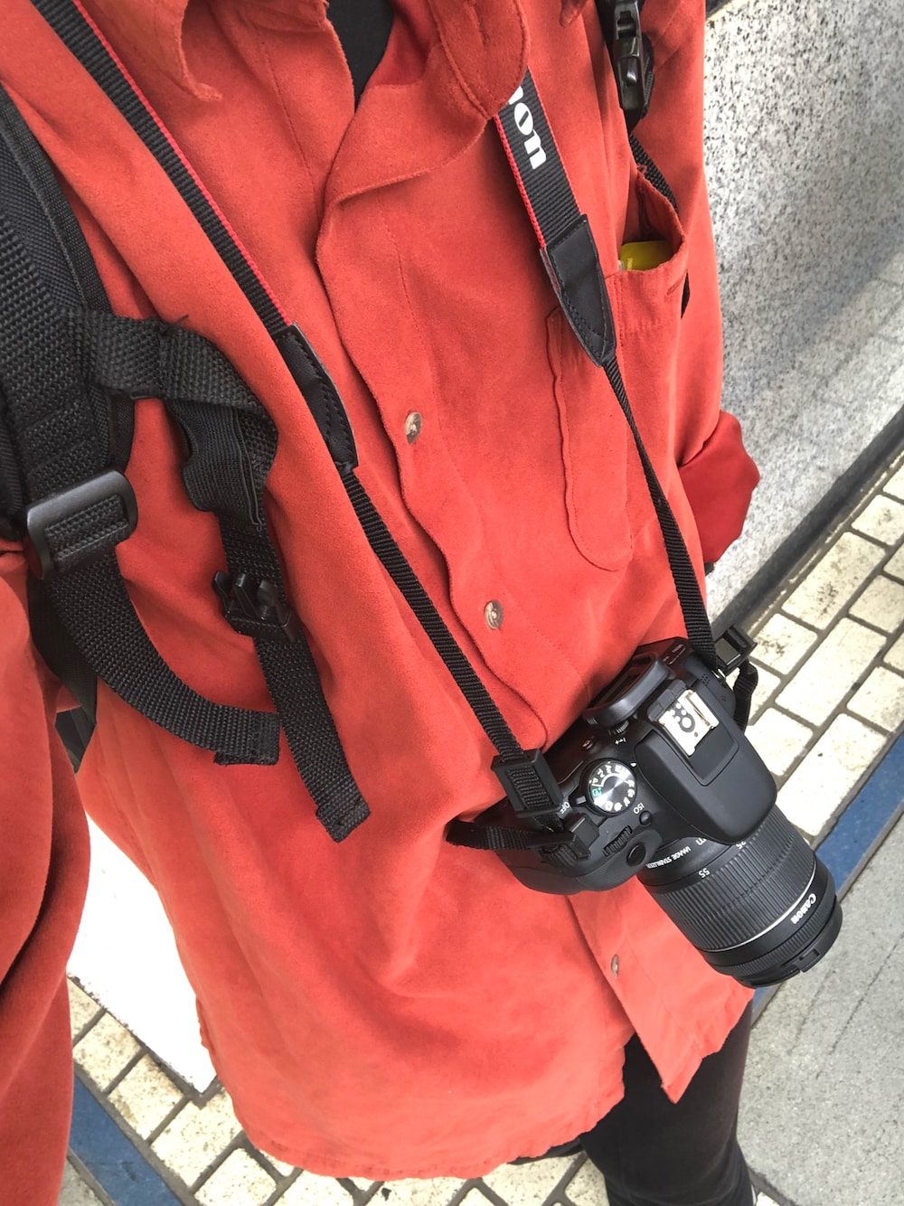 「ゆるコーデ、休日スタイル、おしゃれさんと繋がりたい、古着、京都、黒スキニー、オーバーサイズ」｜「古着のアイテム（シャツ/ブラウス、オレンジ系）」を使った、yoma.さん（メンズ・168cm）の春コーディネートの1枚目の写真