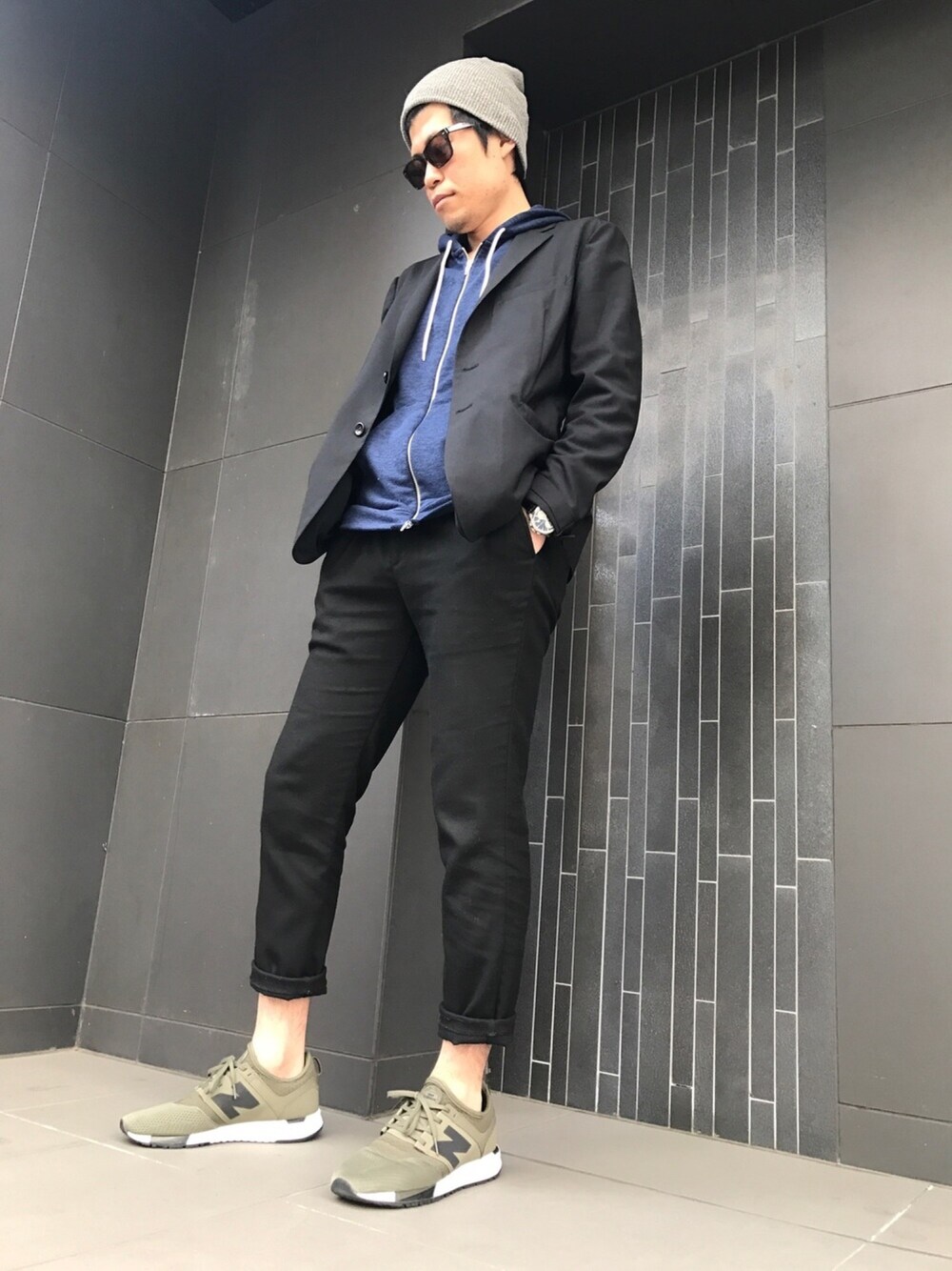 「春コーデ、オトナカジュアル、カジュアルコーデ、スニーカー、セットアップ、ニット帽、楽チンコーデ、ニューバランス、ootd」｜「SHIPSのSA: コットン リブ ニットキャップ（ニットキャップ/ビーニー、グレー系）」を使った、Fumiさん（メンズ・175cm）の春コーディネートの1枚目の写真