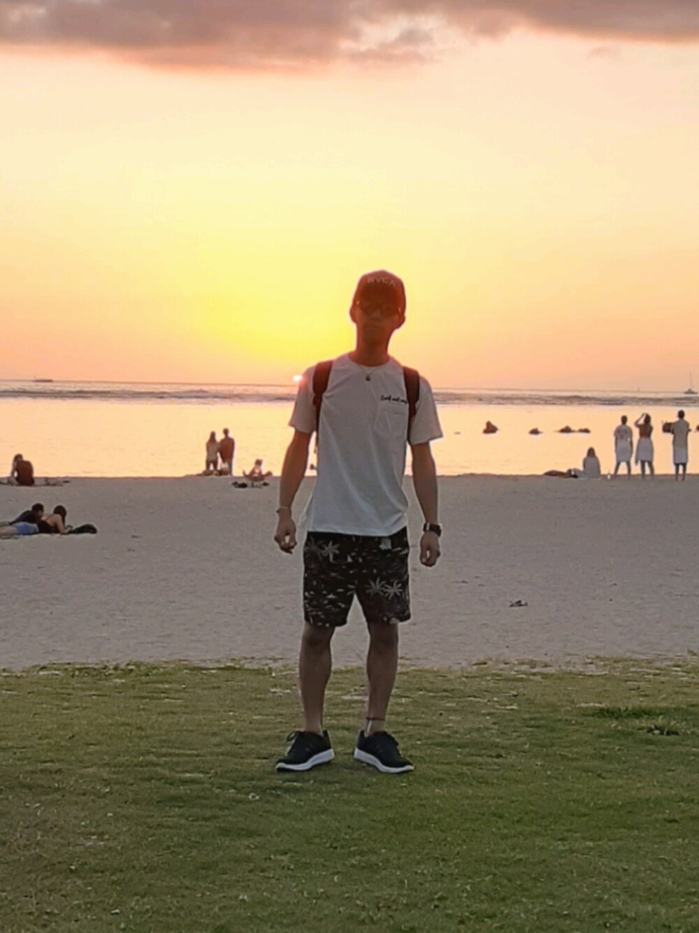 「夏コーデ、プチプラコーデ、beach、beach style、ビーチ、ビーチスタイル、サーフ、サーフスタイル、ハワイ、ハワイコーデ」｜「GUのアイテム（Tシャツ/カットソー、ホワイト系）」を使った、fumiさん（メンズ・172cm）の冬コーディネートの1枚目の写真